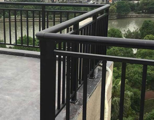 樓頂陽臺鋅鋼護(hù)欄安裝