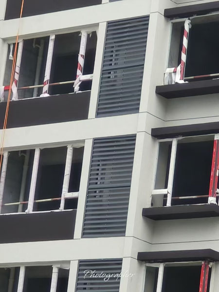 小區(qū)出風(fēng)口鋅鋼百葉窗工程